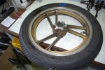 Suzuki GSX550 EU GN71D Vorderrrad mit defektem Reifen